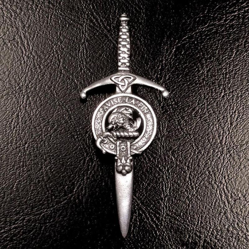 Outlander 'Je Suis Prest' Anstecker – Hirsch & Kilt Motiv, Silberfarben, 35x45 Mm
